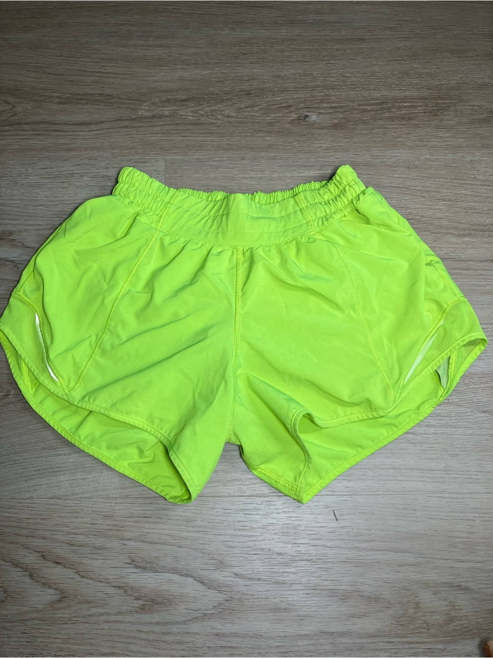 Lululemon Hotty Hot Low-Rise Lined Shorts 4" – Highlight Yellow (Size 4)